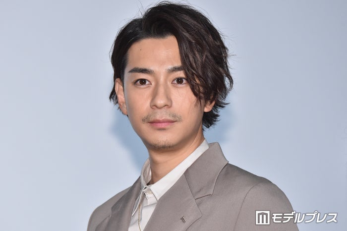 三浦翔平「可愛い子」との2ショットに「自宅ショット貴重」「どの角度もイケメン」と反響