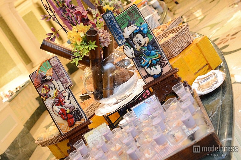 夏祭りをイメージしたメニューが並ぶブッフェ台