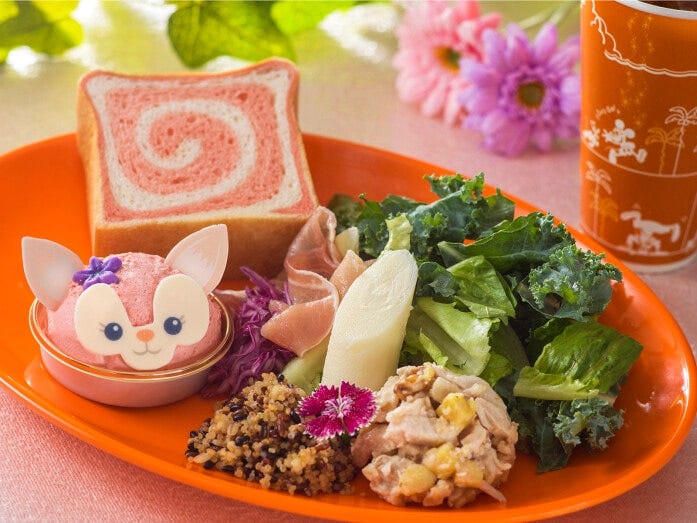 リーナ・ベルのデリプレートセット1800円。生ハムとパルミット、サラダ、パン、ドリンクなどのセットです