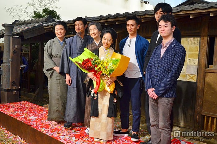 「花燃ゆ」クランクアップセレモニー/左から:久保田磨希、原田泰造、檀ふみ、井上真央、伊勢谷友介、東出昌大、森永悠希