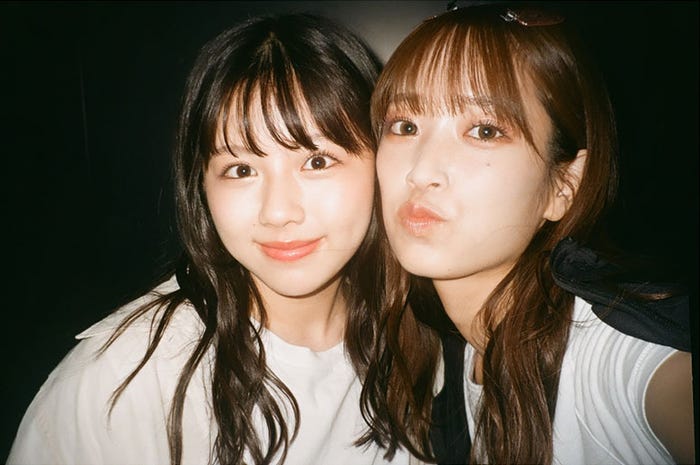 頬を寄せ合う渡邉美穂、佐々木久美/佐々木久美オフィシャルブログより