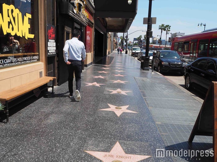 三浦春馬、新たにハーヴェイとシンディの名前が刻まれたウォーク・オブ・フェイムを歩く