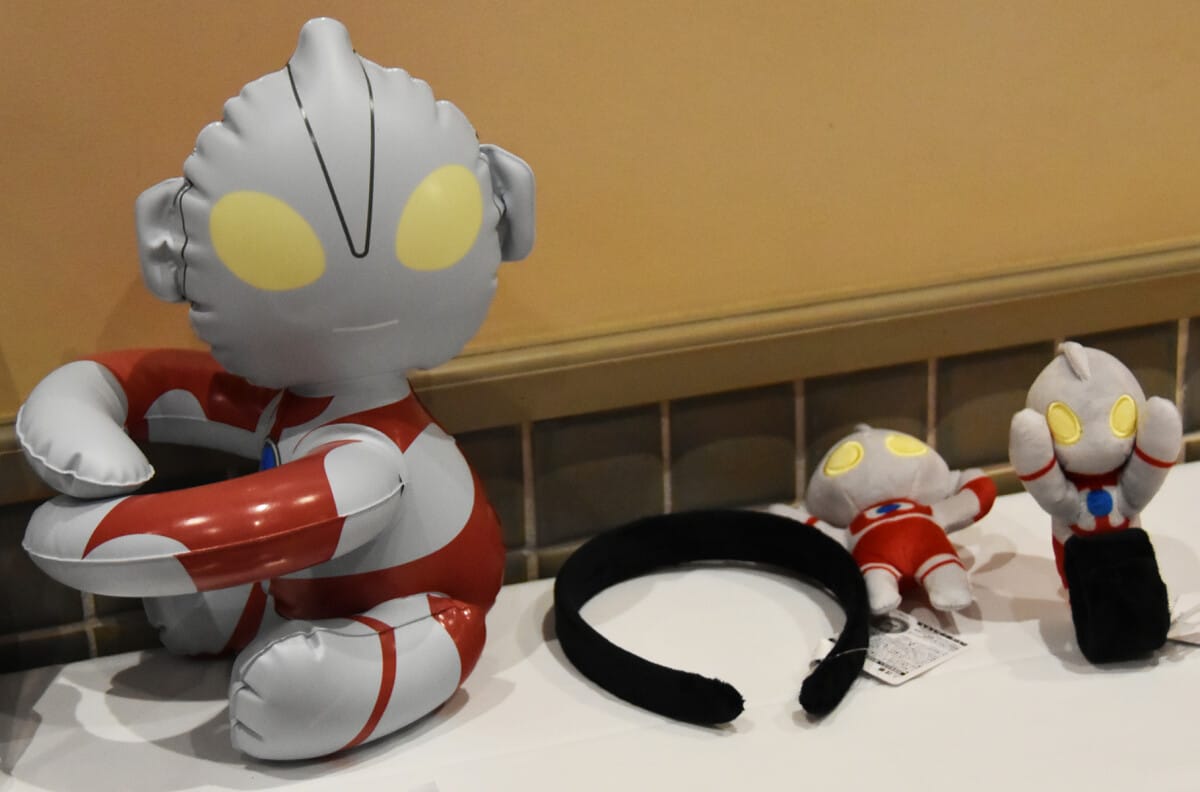 ウルトラマンの、西武園ゆうえんち抱っこマスコット 200園（左）、ナリキリカチューシャ 130園（中）、パッチンブレスレット 120園（右）