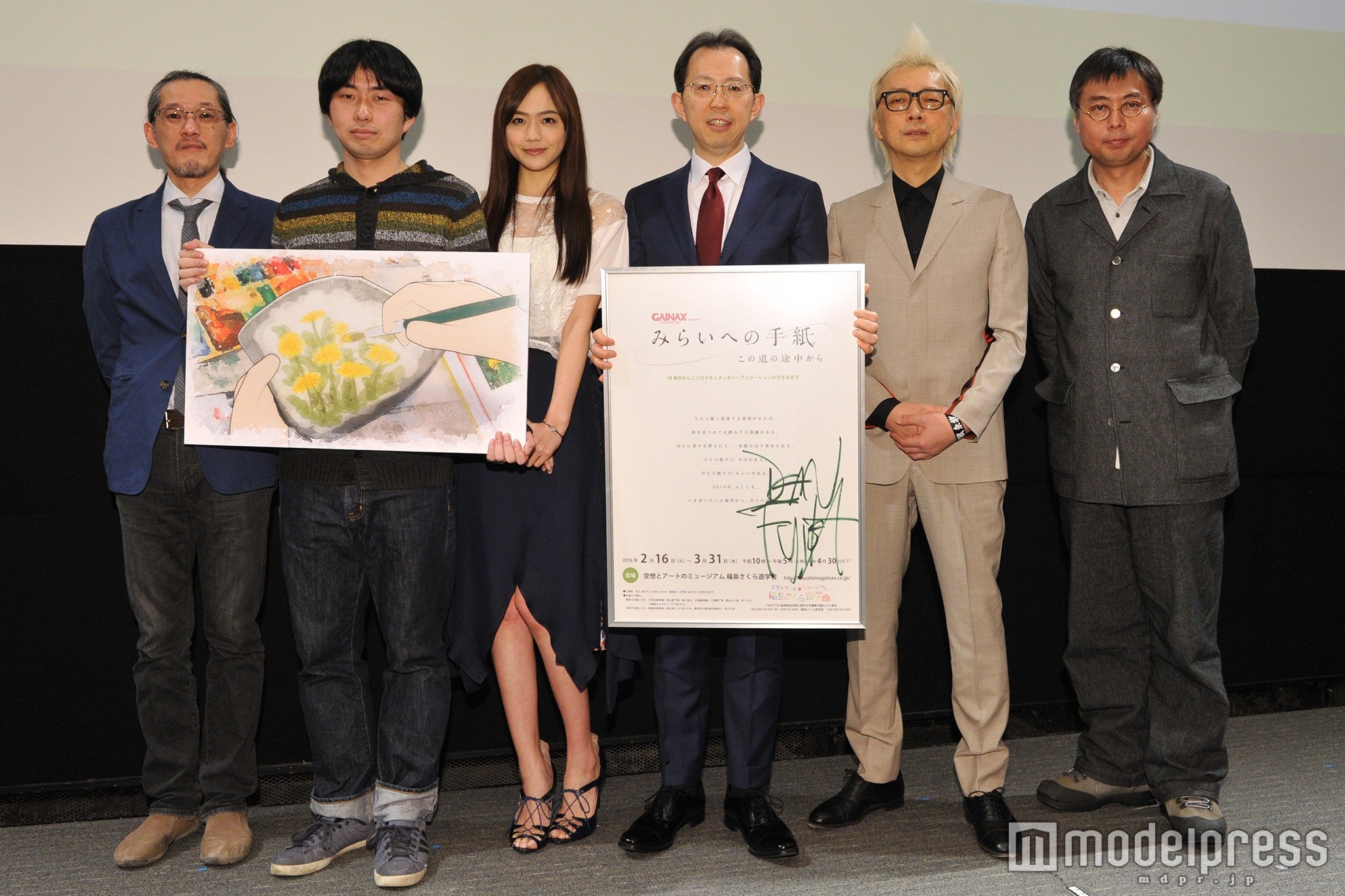 松井愛莉（左から3人目）／（C）モデルプレス