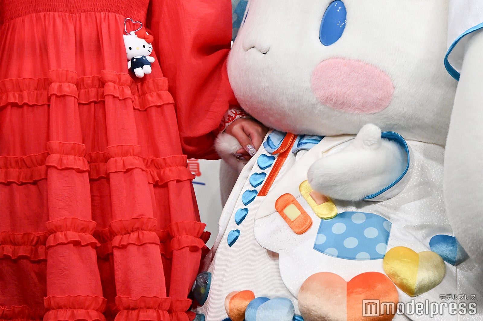 シナモロールと手を繋ぐ希空（C）モデルプレス