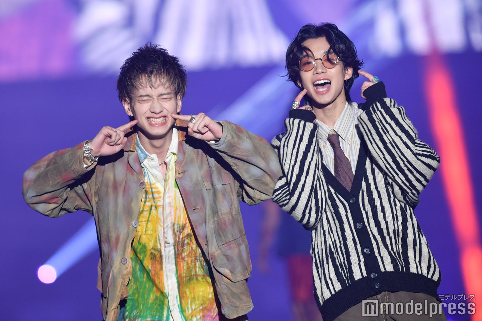 「炭水化物祭り」を再現する森英寿、森愁斗 （C）モデルプレス