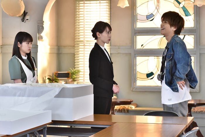 川栄李奈、戸田恵梨香、岩田剛典/「崖っぷちホテル!」第5話より(C)日本テレビ