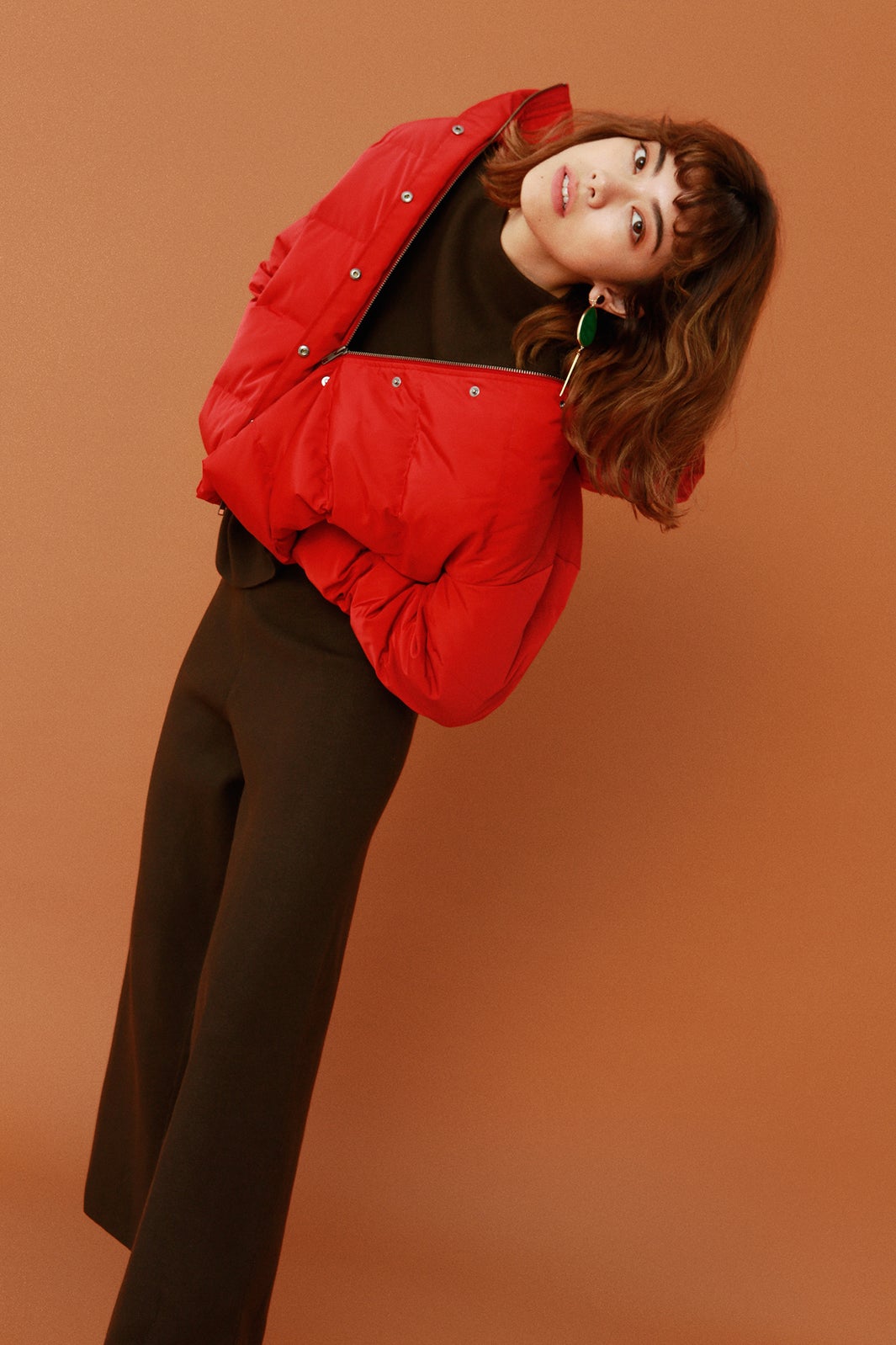 ダウンジャケット￥19,000、ニットアップトップス￥6,800、ニットアップパンツ￥8,300、マーブルモチーフイヤリング￥4,800／以上Mila Owen（C）TOPLOG