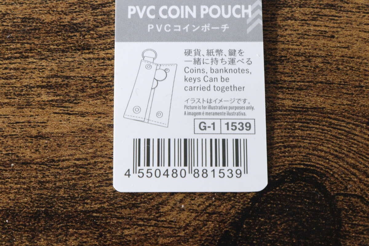 PVCコインポーチの商品タグのアップ。バーコードと商品情報が見える