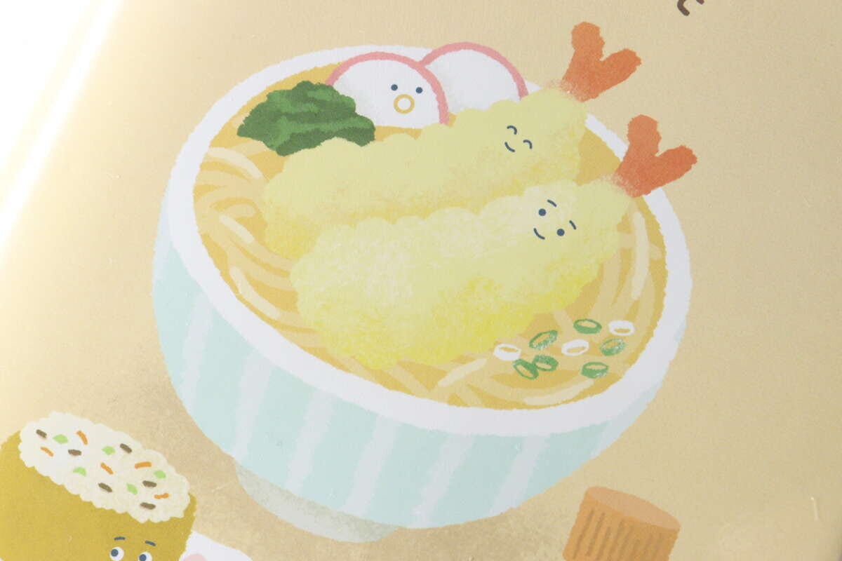うどんの器に入ったエビ天とかまぼこのキャラクターのアップ うどんの器に入ったエビ天とかまぼこのキャラクターのアップ