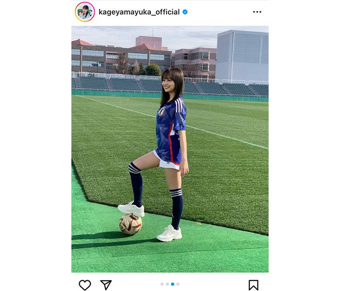 日向坂46・影山優佳、サッカー日本代表ユニフォームで美脚披露！写真集