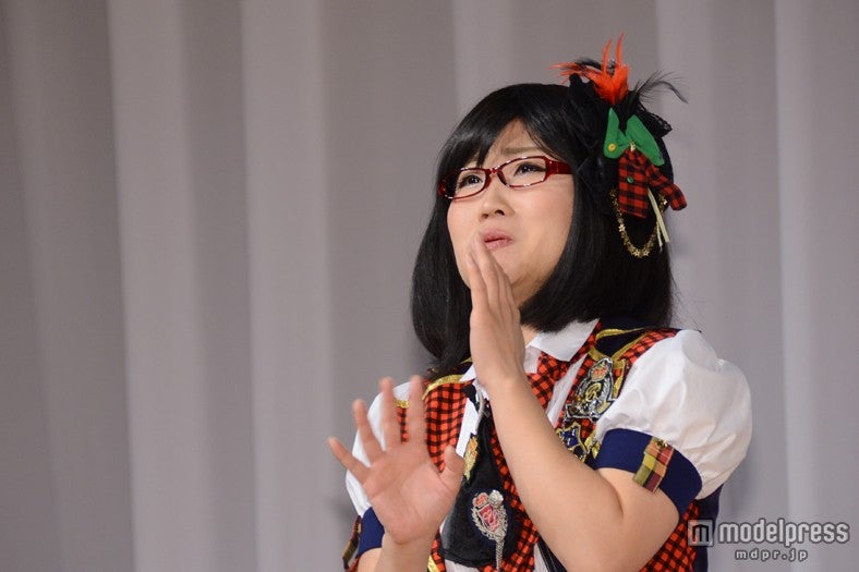 光浦靖子のモノマネを披露するキンタロー。