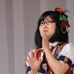 光浦靖子のモノマネを披露するキンタロー。