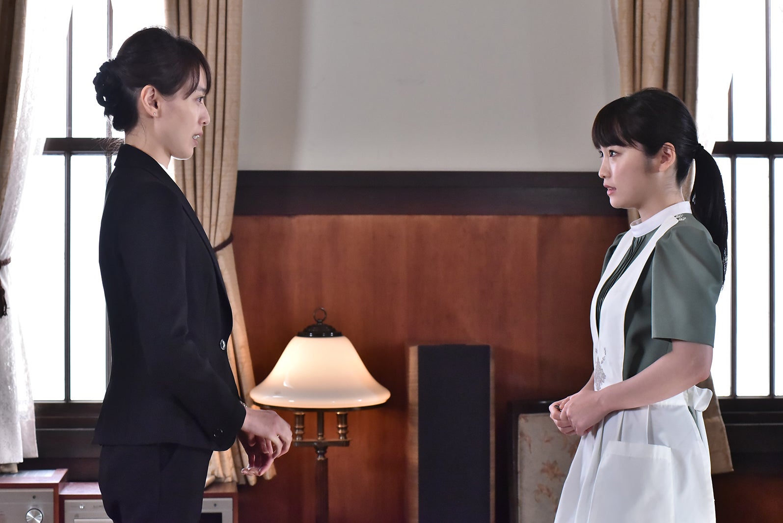 戸田恵梨香、川栄李奈／「崖っぷちホテル！」第5話より（C）日本テレビ