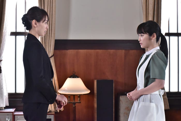 戸田恵梨香、川栄李奈/「崖っぷちホテル!」第5話より(C)日本テレビ