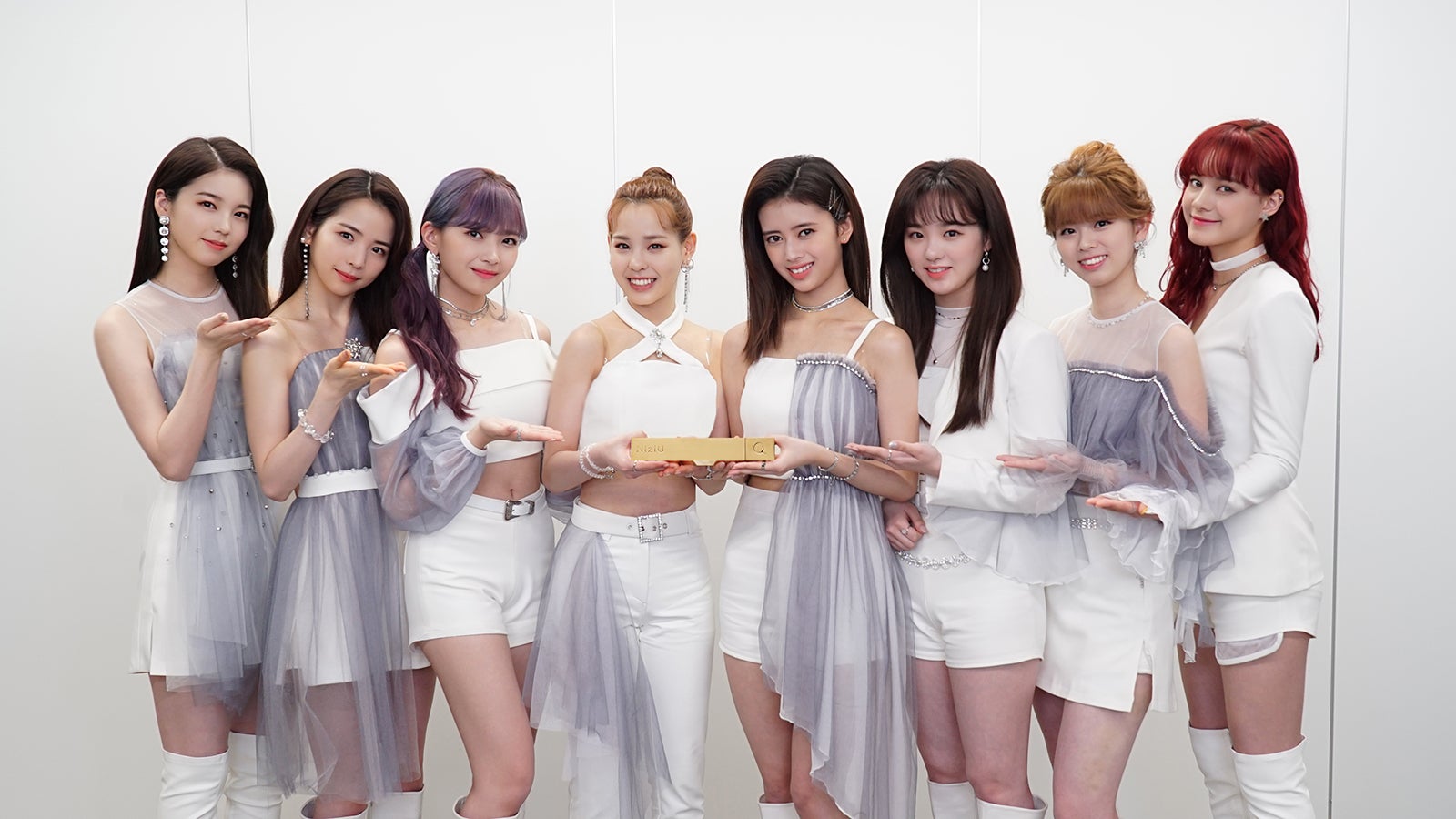 受賞トロフィーを受け取ったNiziU （提供写真）