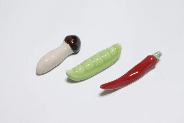 ダイソー　磁器箸置き（マツタケ、ブラウン）　磁器箸置き（エンドウマメ、グリーン）　磁器箸置き（トウガラシ、レッド）