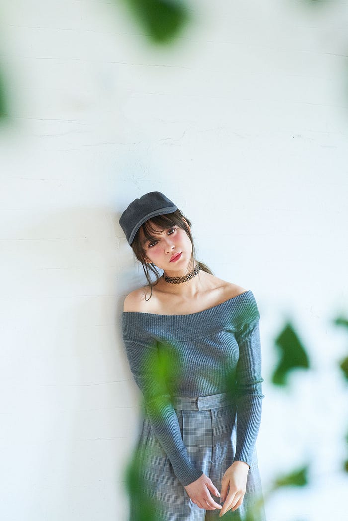 キャップ¥3,200/キャセリーニ、オフショルトップス¥12,000/マイストラーダ、ワイドパンツ¥6,000/JEANASIS(アダストリア)、チョーカー¥2,470/SLY(バロックジャパンリミテッド)(C)TOPLOG