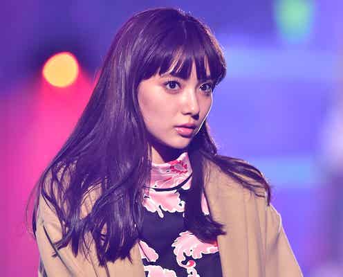 新川優愛の登場に歓声 圧巻オーラ放つランウェイ<神コレ2016A/W>
