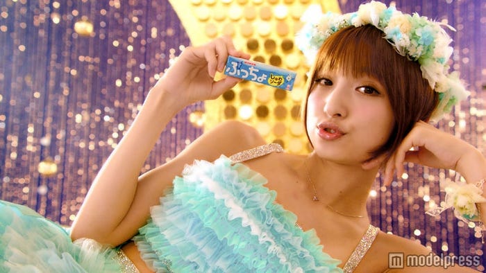 上から目線で話す篠田麻里子(新CM「上からマリコ」ノーマル篇)