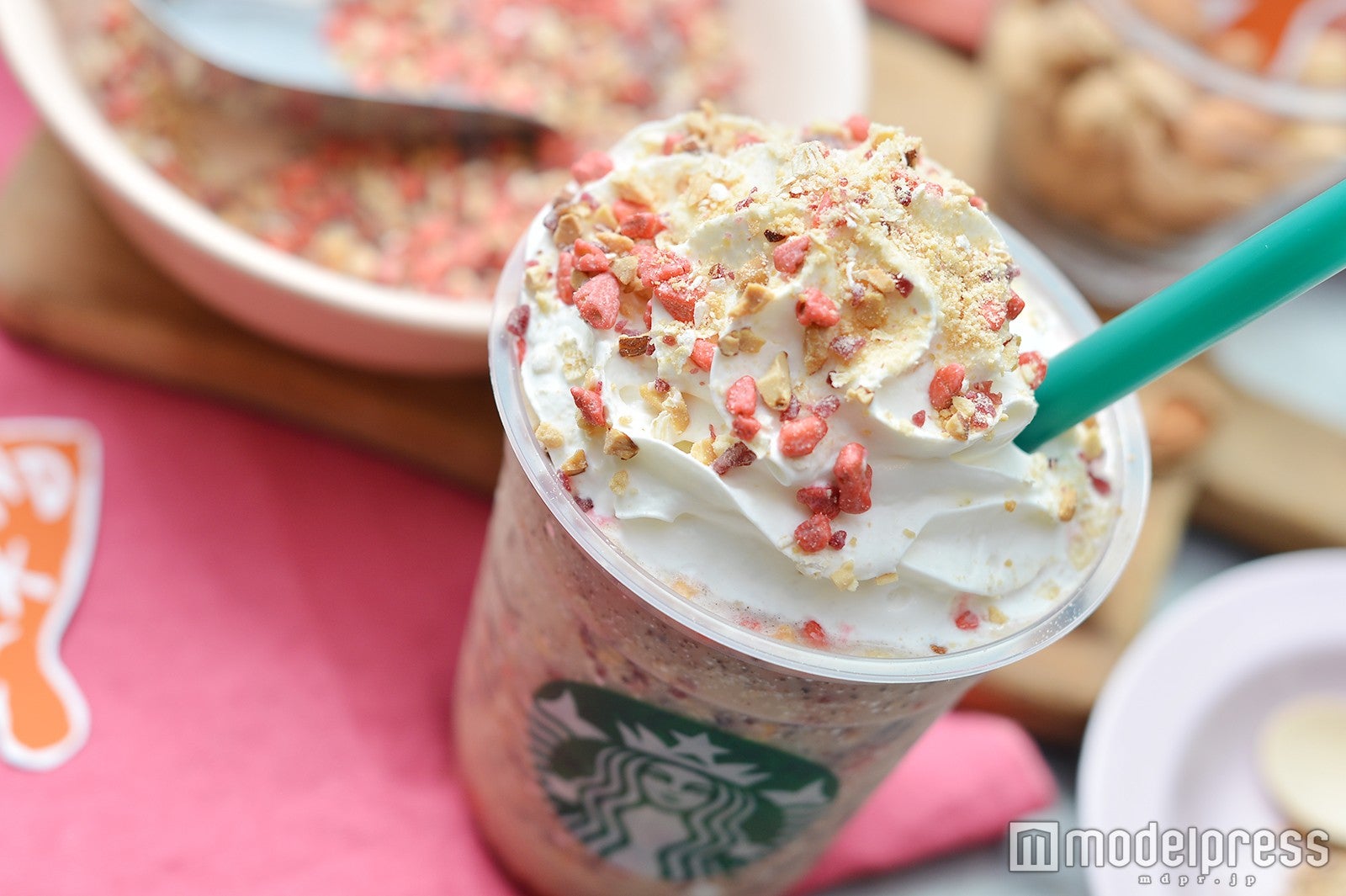 ホイップクリームの上に見た目の可愛いトッピングをオン！ （C）モデルプレス