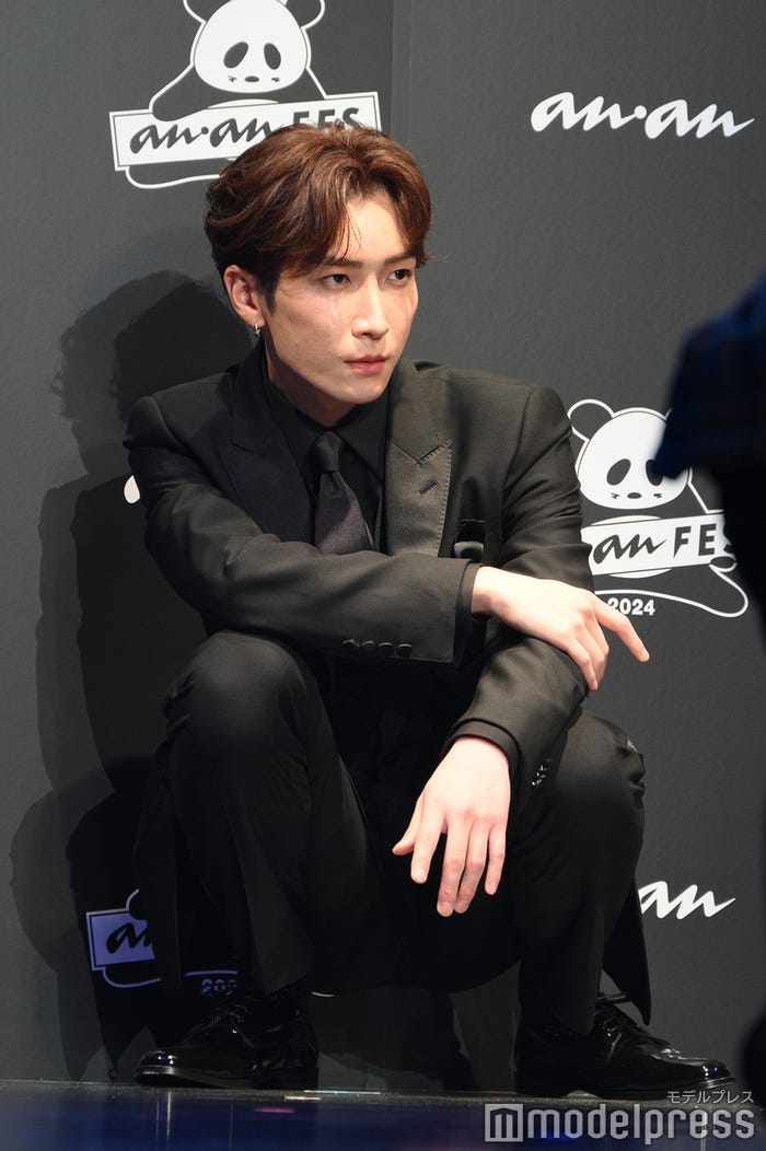 「anan」では脱ぎがちだが今日は黒スーツの渡辺翔太(C)モデルプレス