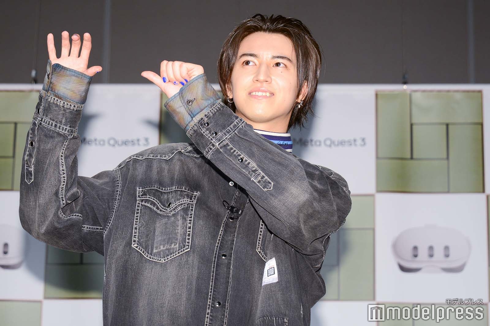 シルエットのマネをするタカシ（C）モデルプレス