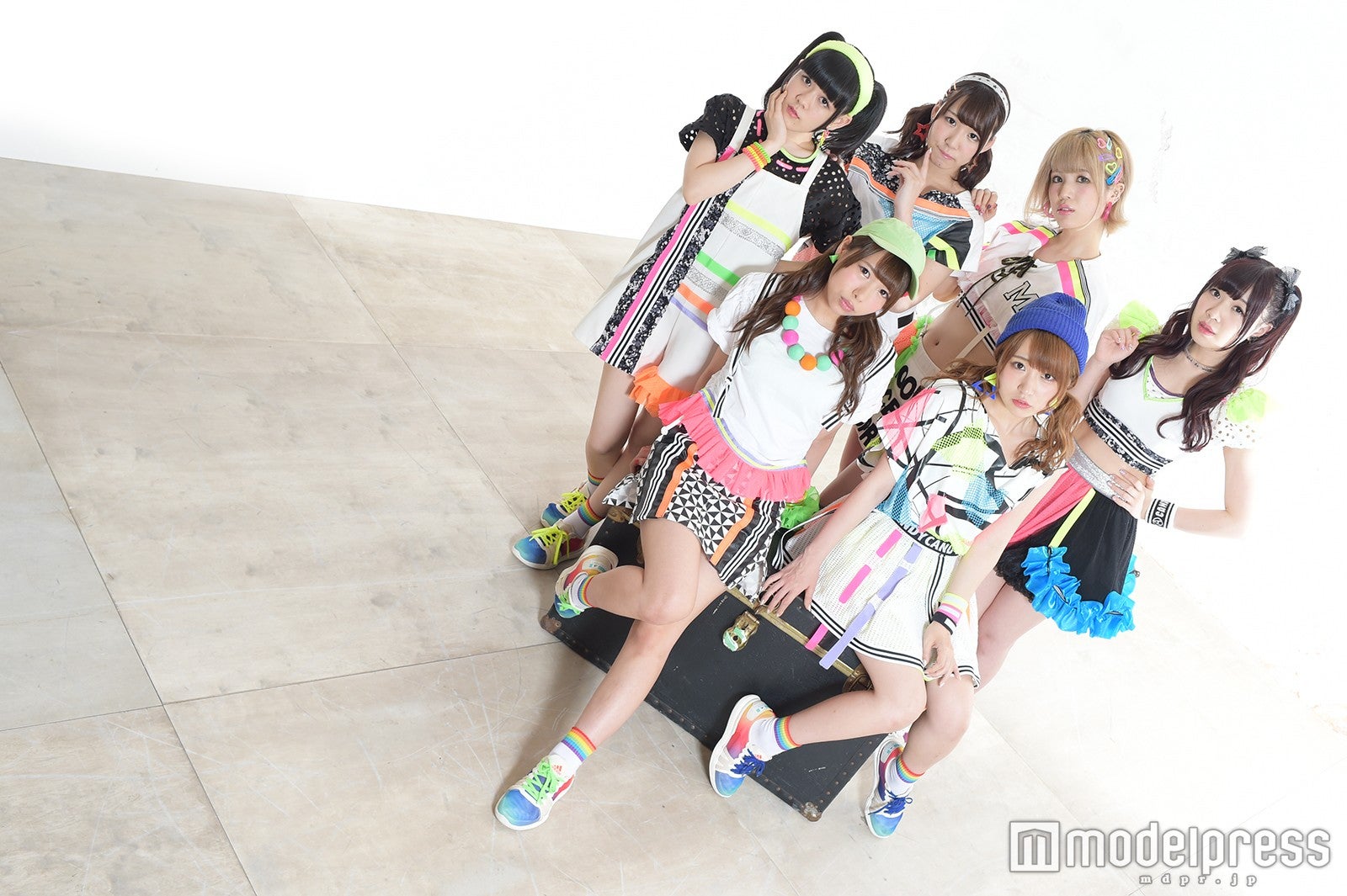 妄想キャリブレーション／（後列左から）星野にぁ、双葉苗、胡桃沢まひる、桜野羽咲、（前列左から）水城夢子、雨宮伊織（C）モデルプレス