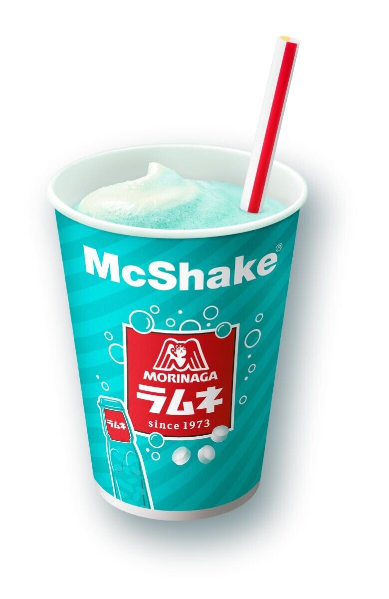 水色のマックシェイク森永ラムネのカップと赤いストロー