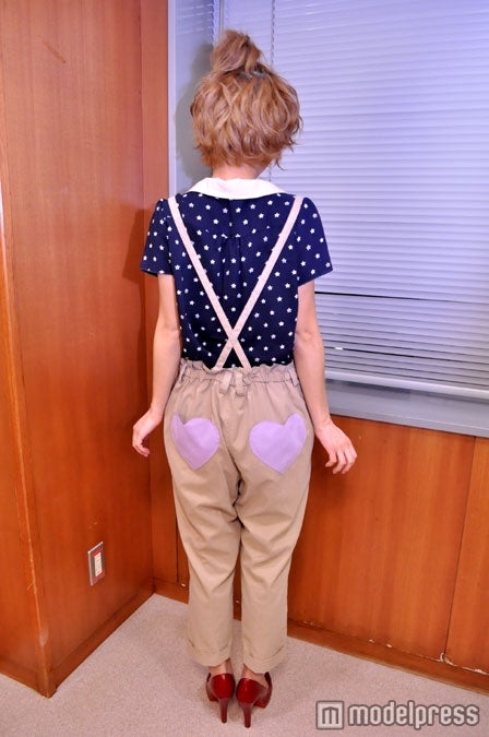 鈴木奈々:今日のファッションのポイントは星柄トップスとパンツのハートのポケットなのだそう。
