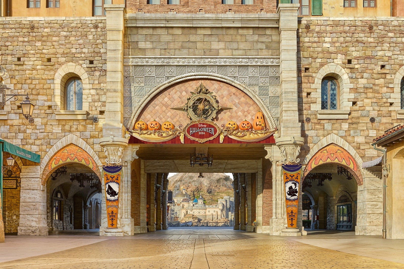 ミラコスタ通りのデコレーション（C）Disney