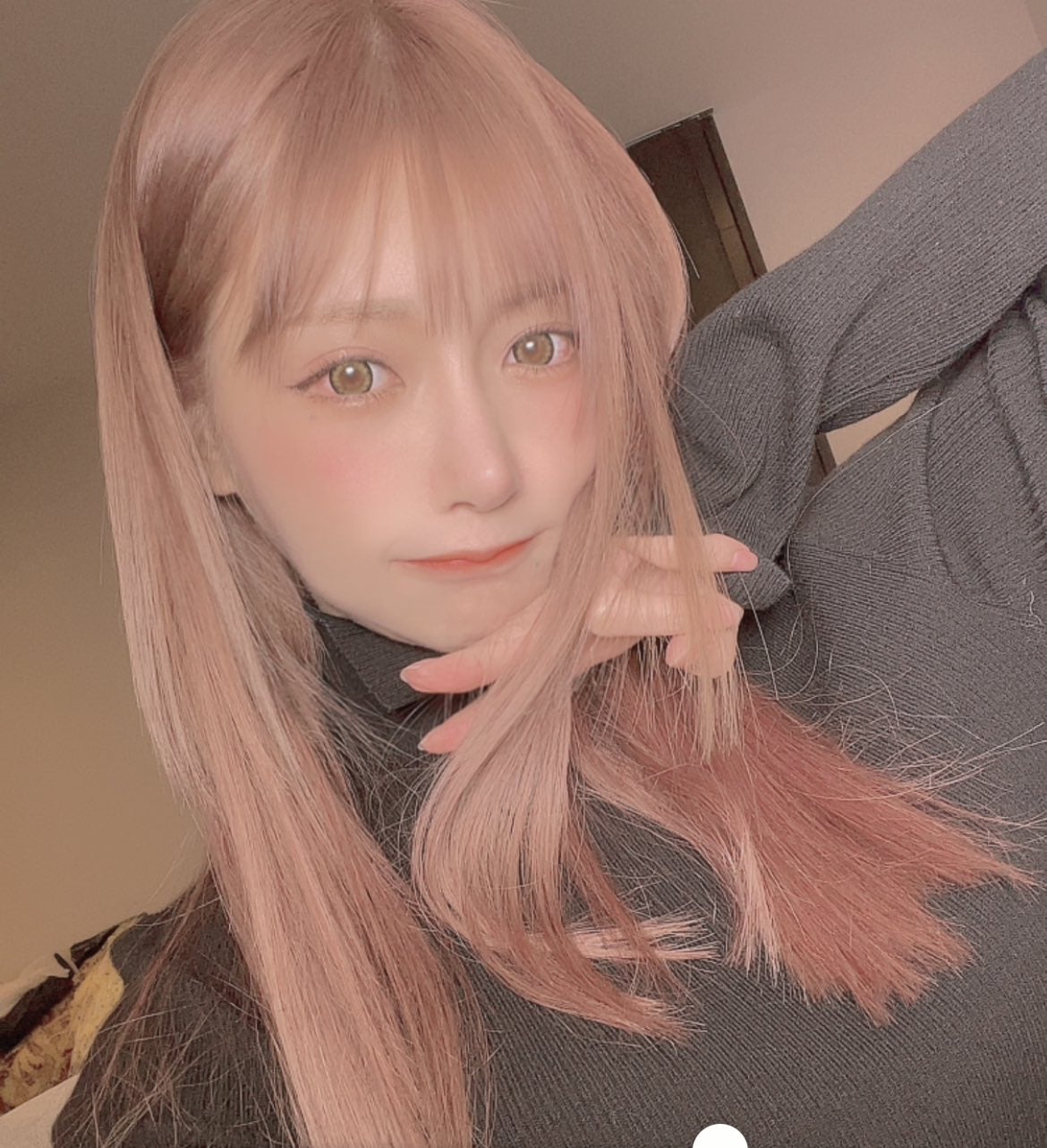 明日花キララ、ピンク髪イメチェンに絶賛の声「真似したい」「何色でも似合う」