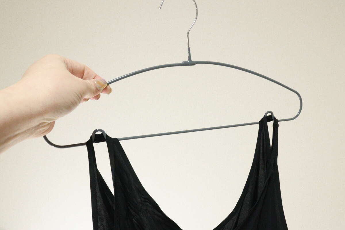 ダイソー 滑りにくいハンガー(4本) ダイソーの滑りにくいハンガー(4本)にタンクトップをかける