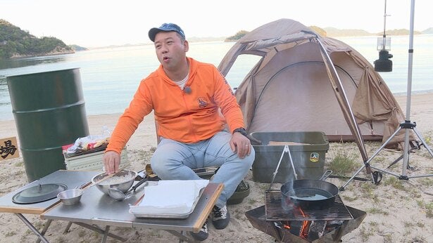 バイきんぐ西村 プライベートビーチを貸し切ってドラム缶風呂を満喫 西村キャンプ場 モデルプレス