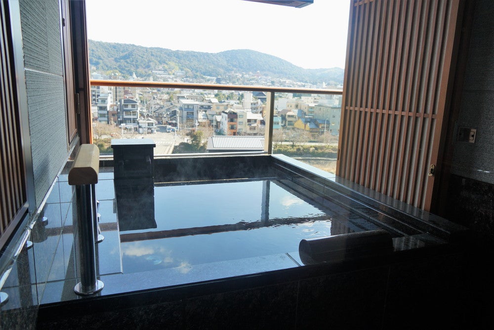 「別邸　鴨川」客室内露天風呂／提供画像