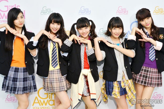 夢みるアドレセンス(左から:小林玲、志田友美、荻野可鈴、京佳、山田朱莉)