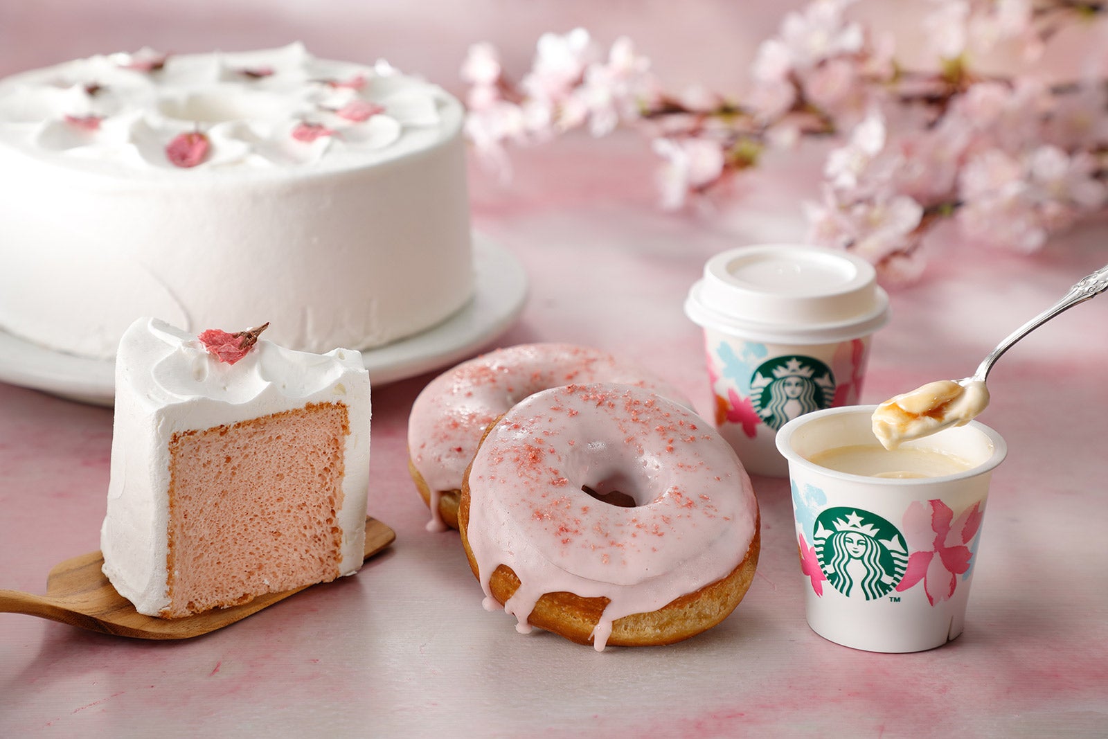 スタバ、春を先取るSAKURAフード登場　ピンクの可愛いスイーツに胸キュン