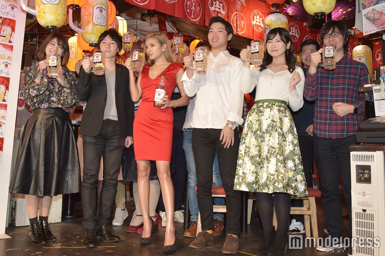 ローラ（中央）（C）モデルプレス