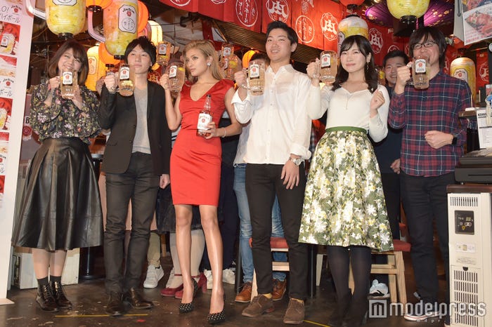 ローラ(中央)(C)モデルプレス