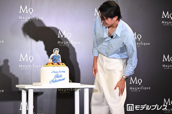 巨大ケーキに驚く中村敬斗選手(C)モデルプレス
