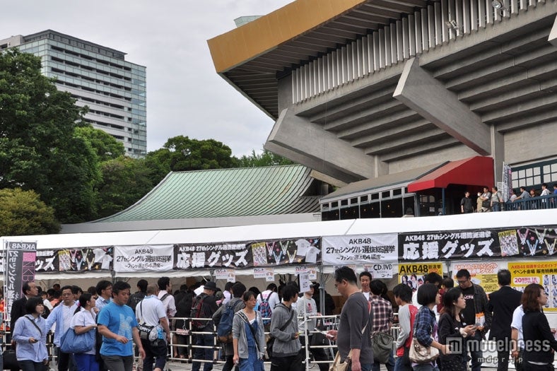 「AKB48 27thシングル 選抜総選挙」会場となった武道館のグッズ売り場