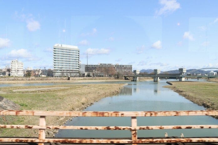 旭川に架かる橋を渡る