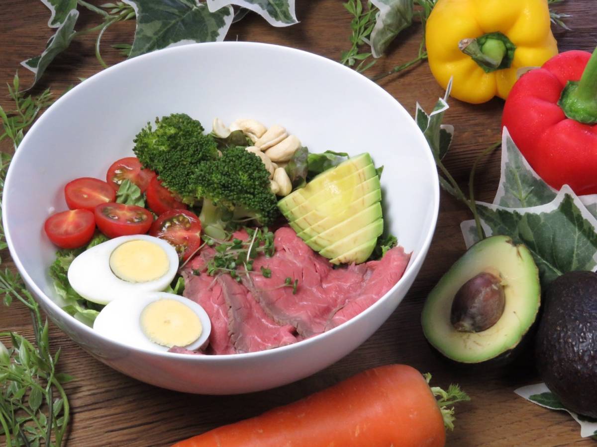 ボウルメニュー ゆで卵と野菜、ビーフ