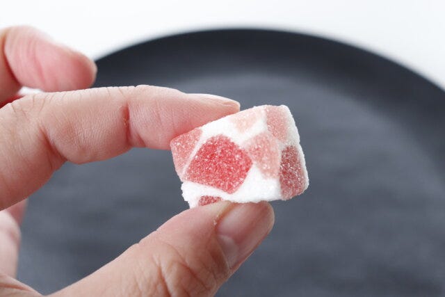 淡雪を現代風にアレンジしたいちご味のお菓子