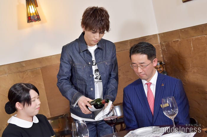 岩田剛典(中央)(C)モデルプレス