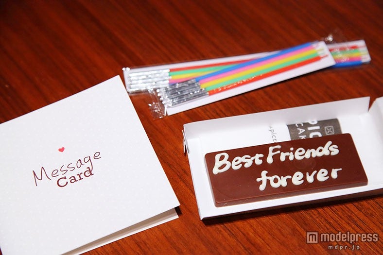 ケーキにはメッセージカードとチョコレートプレートもついてくる