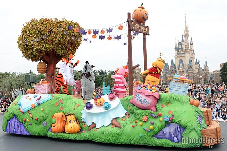 「ハッピーハロウィーンハーベスト」くまのプーさんと仲間たちのピクニック広場のフロート