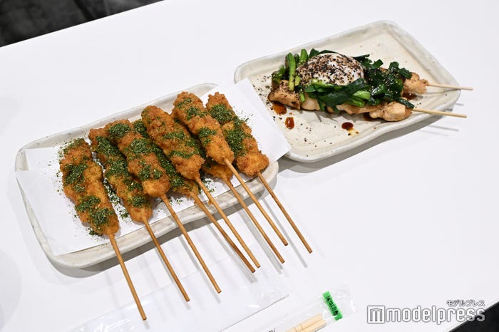 焼鳥屋「鳥貴族」コラボ企画メニュー試食会/串ナゲットグリーン、ニラ玉グリーン(C)モデルプレス