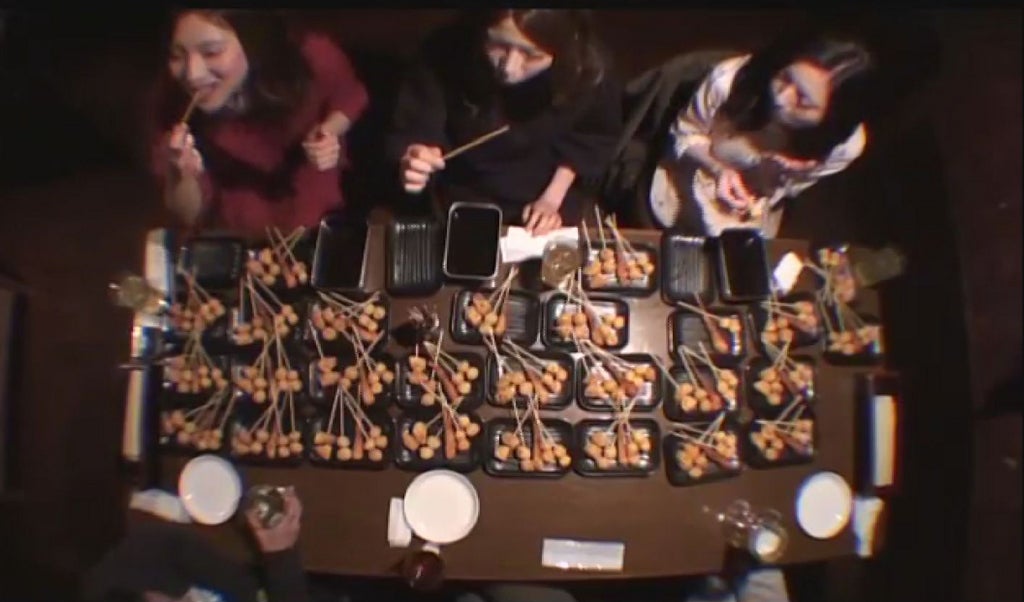 もしも目の前に現れた美女が超大食いだったら、驚く？　驚かない？（C）TBS