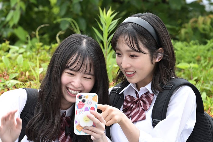 飯沼愛、小栗有以(C)「パパとムスメの7日間」製作委員会